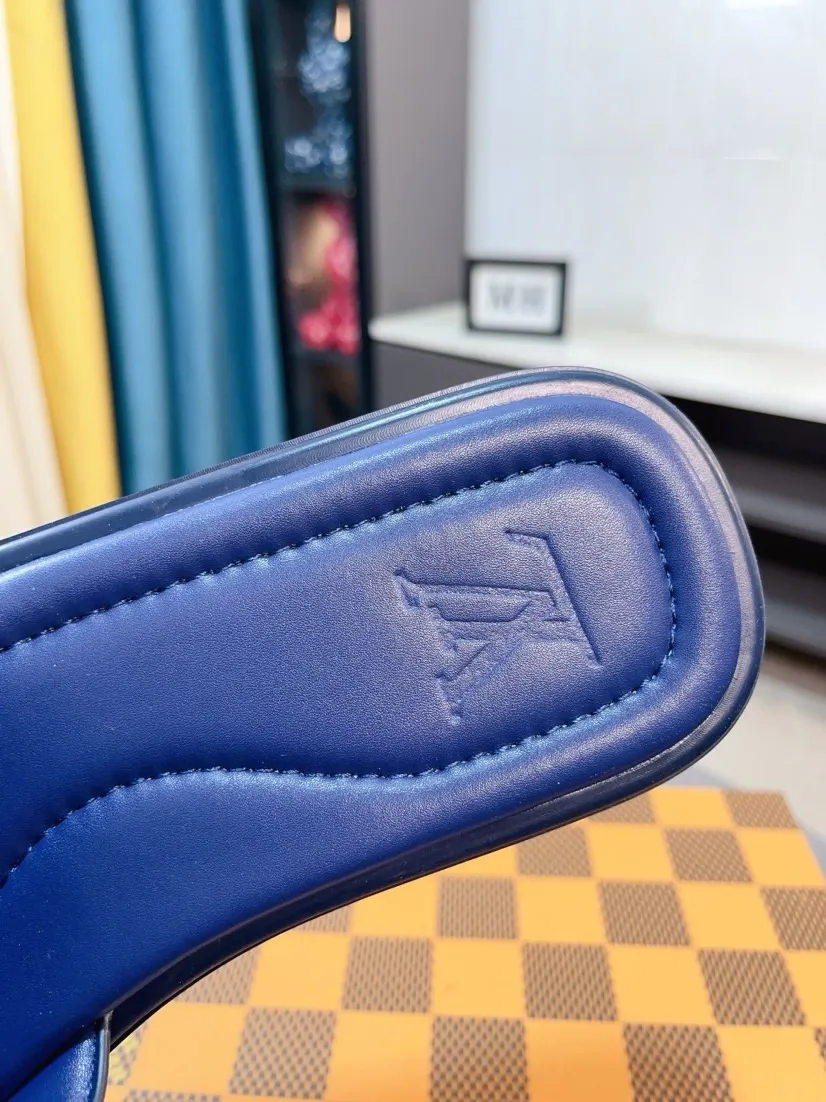 Men's shoes 💰340🌹🌹 (lv-Louis Vuitton) New men's slippers, high-end boutique, exquisite embossed logo decoration on the upper, fine workmanship, super soft soles, casual, loose and comfortable, a must-have in summer! \nsize：38-44